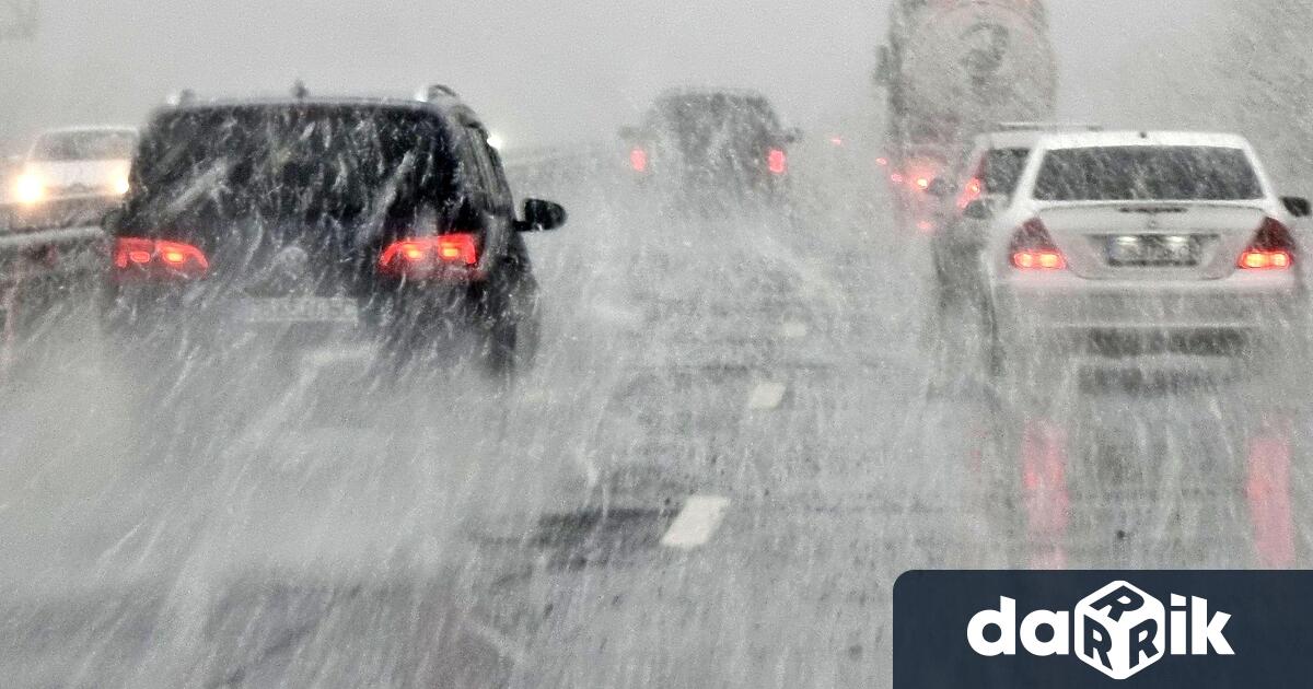 Силният снеговалеж затвори проходи и пътища за тежкотоварни автомобили Причината