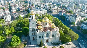 За два дни ограничават спирането на таксита пред Катедралата