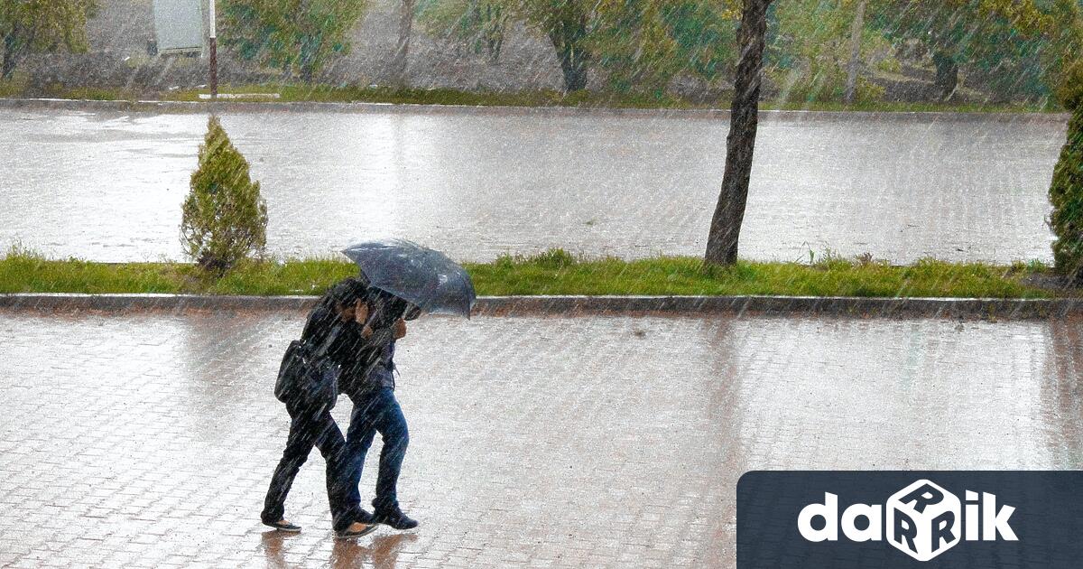 Пороен дъжд се изля почти през целия ден в Истанбул