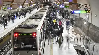 Психично болен нападна трима полицаи в столичното метро