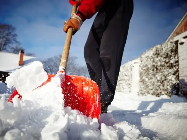 Роднини се сбиха - спорът бил за лопати за сняг 