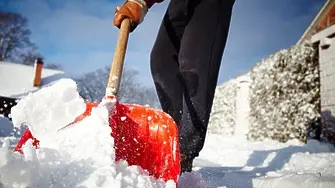Роднини се сбиха - спорът бил за лопати за сняг 