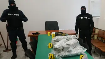След гонка и стрелба: Задържаха наркодилър във Варна, иззеха дрога за 350 000 лева (снимки)