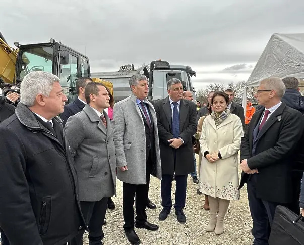 Премиерът Денков: Русе е центърът на магистралите, които искаме да развием от пристанищата на Егейско море към Румъния, Молдова и Украйна
