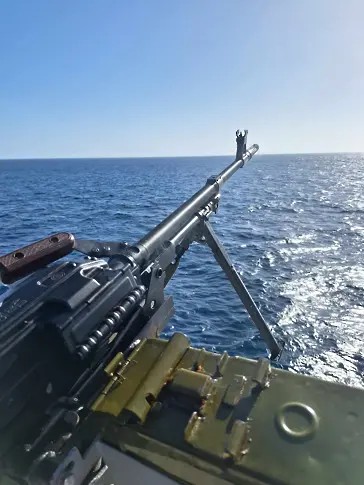 Екипажът на полярния ни кораб тренира стрелба заради пирати (СНИМКИ)