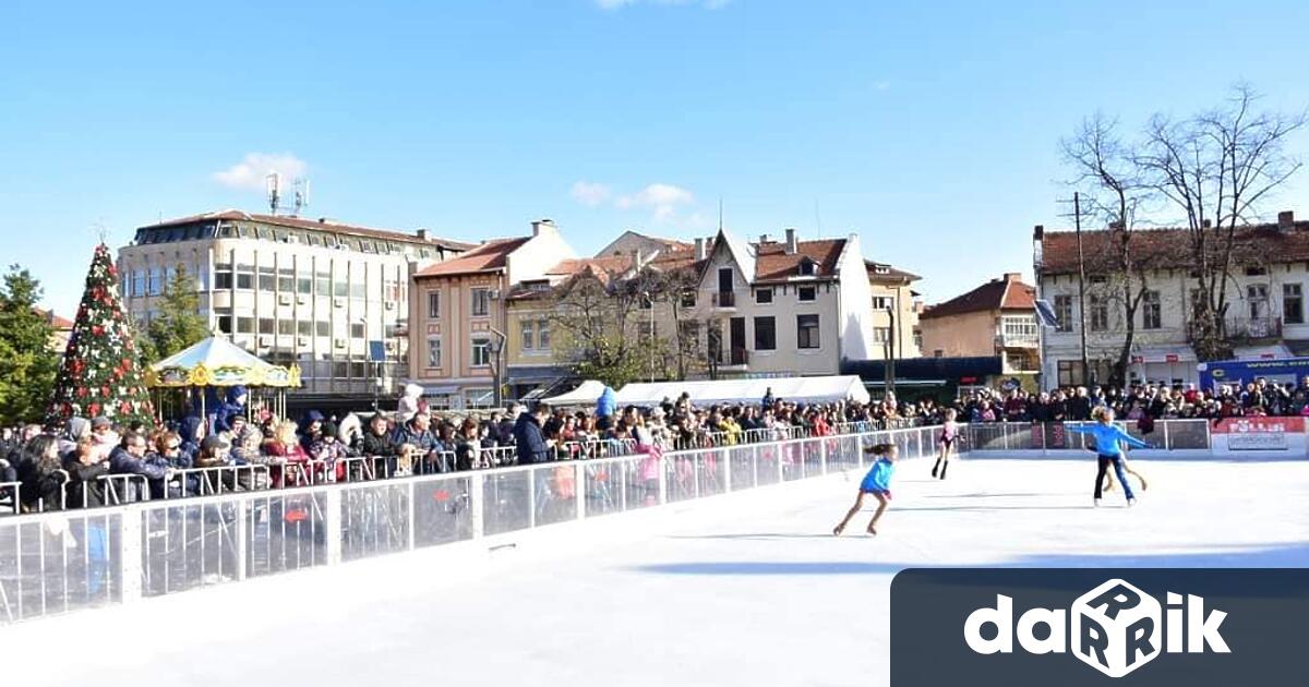 Броени дни до откриването на ледената пързалка във Враца!Екипите работят