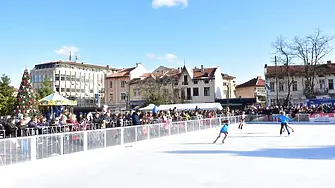 До дни откриват ледената пързалка във Враца
