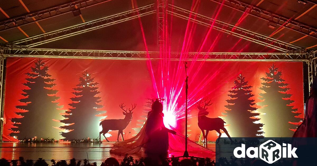 Десетки велинградчани се събраха снощи на финала на светлия християнски