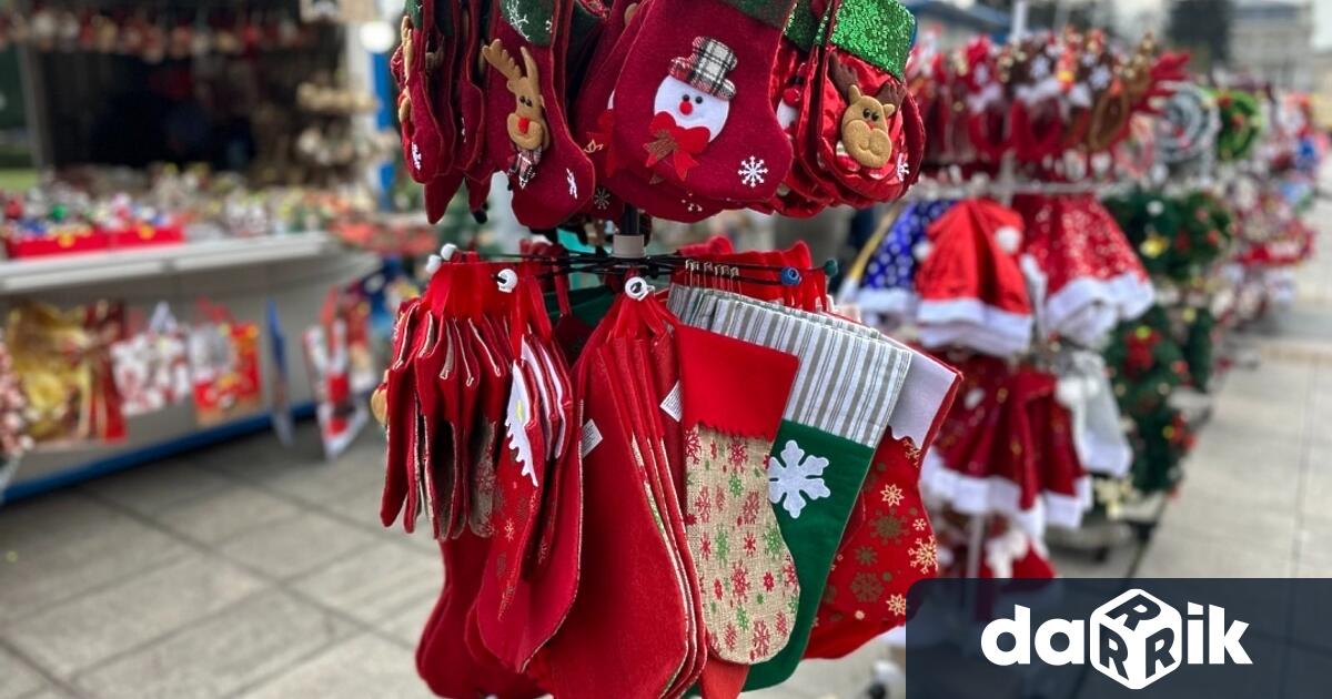 Традиционният Коледен базар на Община Русе тази година е разположен