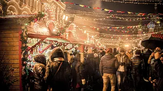 Коледен базар в Берлин евакуиран след пожар на дървени сергии