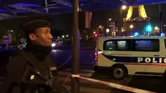 Нападение в Париж близо до Айфеловата кула с един загинал и двама ранени