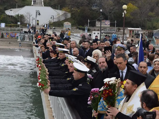 "Морето само живите обича...": Почетоха паметта на загиналите моряци 