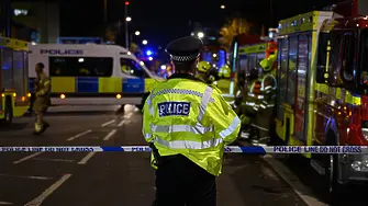 Един загинал и двама ранени след стрелба в Източен Лондон