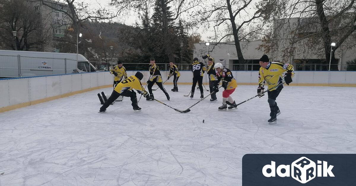 Забавленията на ледената пързалка в Сливен започнаха схокеен мач между
