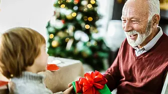 Зарадвай възрастен или дете с подарък в навечерието на Коледа 