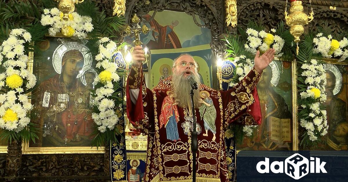 Пловдивският митрополит Николай отслужи празнична литургия в асеновградския храм Св