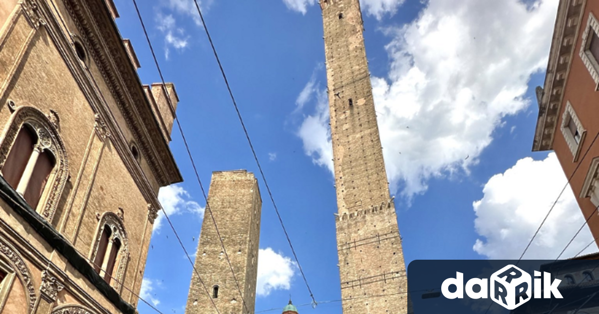Средновековна кула в италианския град Болоня която се накланя толкова