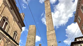 Затварят наклонената кула в Болоня поради опасения, че може да се срути