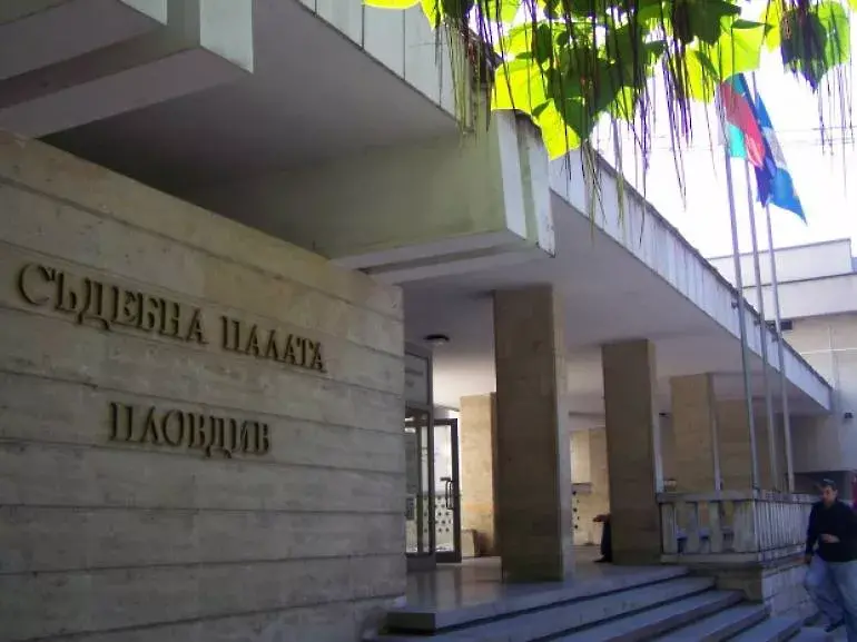 Обвинените в заливането с киселина на гледачка в Пловдив се изправят пред съда