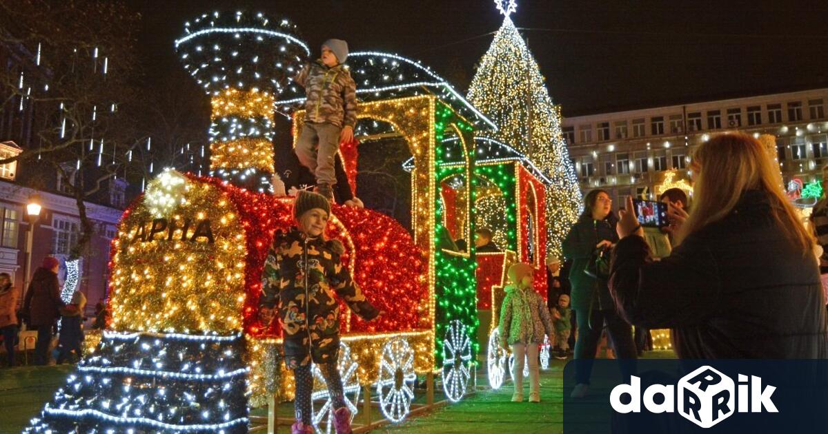 Коледната елха във Варна по традиция ще грейне на Никулден