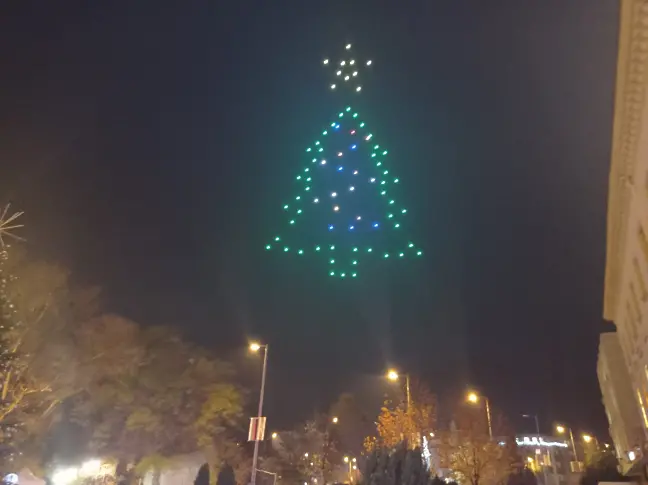 Дрон-шоу даде началото на церемонията по запалване на Коледната елха в Сливен