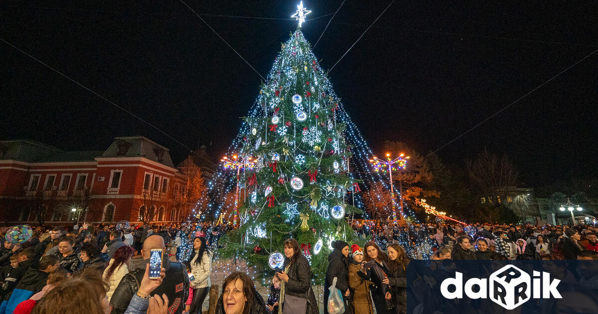 Броени дни преди Рождество Христово красивата елха събра в центъра
