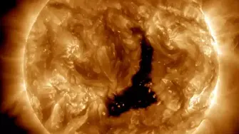 Колкото 60 планети с размерите на Земята: Дупка в Слънцето излъчва огромна радиация (видео)
