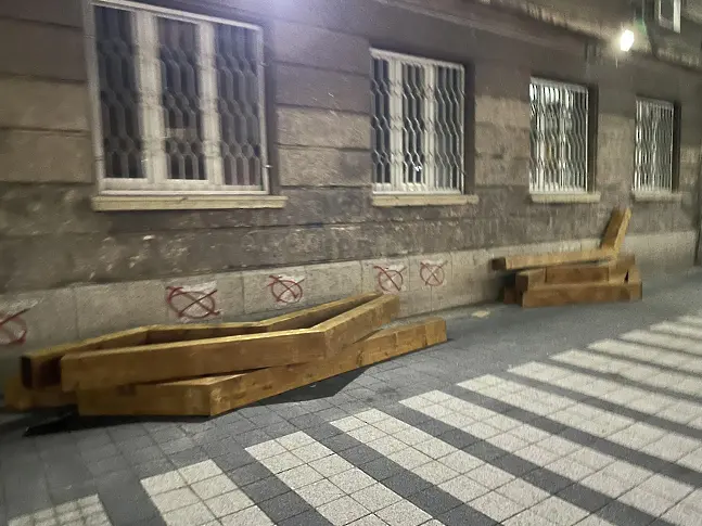 Премахнаха дървените арт-греди от “Шишман“ в София