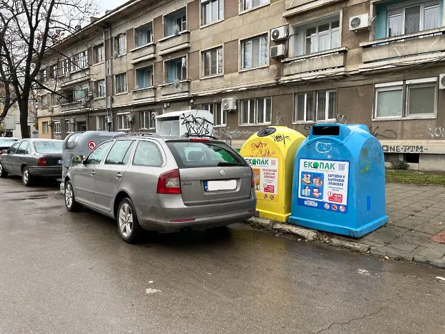  Община Русе призовава за спазване на забраната за паркиране в близост до съдовете за отпадъци