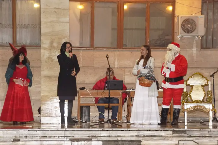 В град Левски с празничен концерт, Дядо Коледа и Снежанка, грейнаха светлините на коледната елха