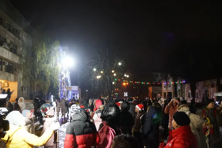 В град Левски с празничен концерт, Дядо Коледа и Снежанка, грейнаха светлините на коледната елха