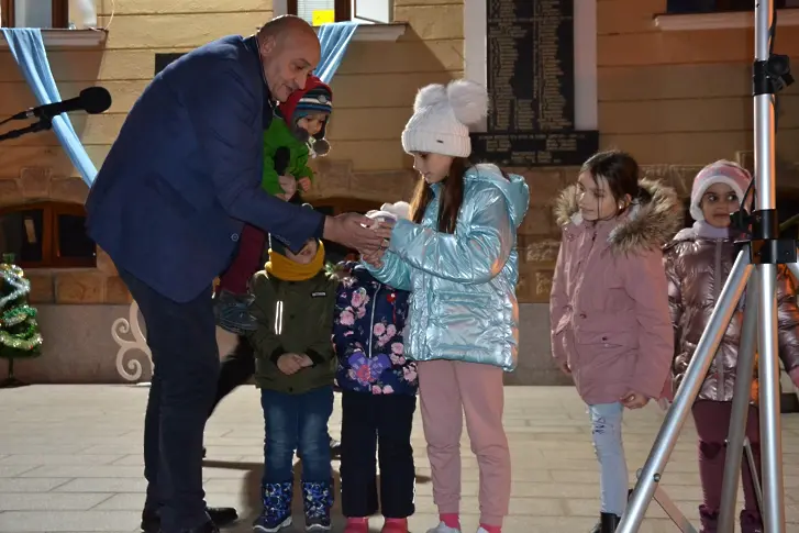 В пъстрота грейна коледната елха на пл. „Възраждане“ в Котел