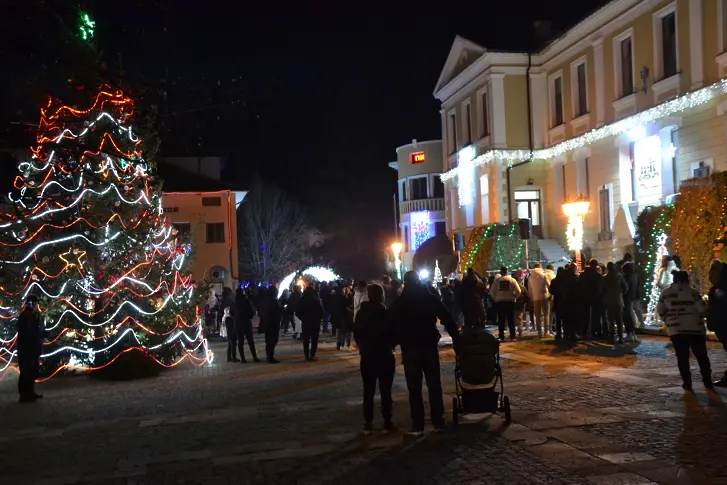 В пъстрота грейна коледната елха на пл. „Възраждане“ в Котел