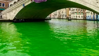 Водата в Канале Гранде отново стана зелена (снимки)