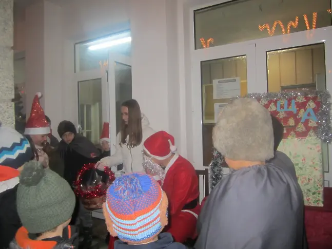 Елхата  в село Малчика заблестя със светлината на  коледния дух 