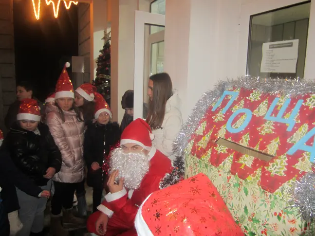 Елхата  в село Малчика заблестя със светлината на  коледния дух 