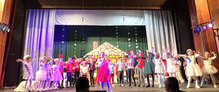 Блестяща премиера с „Новогодишни небивалици“ на Детски театрален състав при НЧ „Георги Парцалев – 1901“  