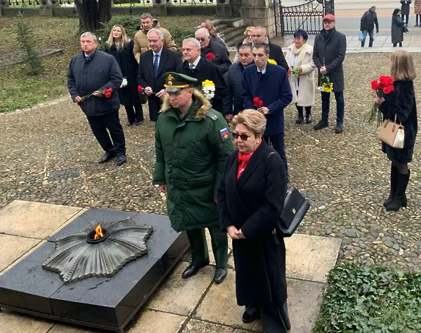 В Плевен и Пордим, посланиците на Русия и Беларус у нас почетоха загиналите воини в Руско-турската война