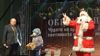 Момченце прекъсна тържество в Панагюрище, за да даде подарък на Дядо Коледа