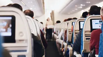 Паника на борда на самолет, след като кабината се изпълва с дим (видео)