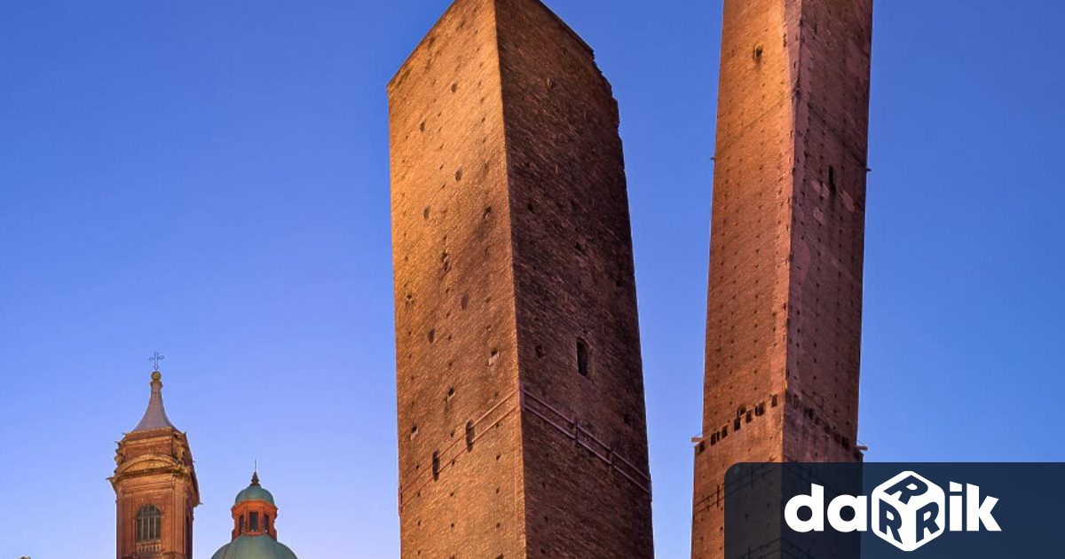 Наклонената кула Гарисенда се издига в Болоня несигурно но стабилно