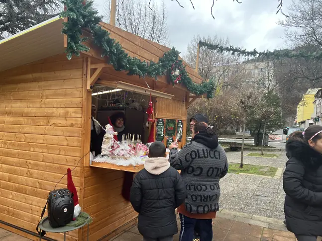 Откриването на Коледния базар събра стотици в центъра на града