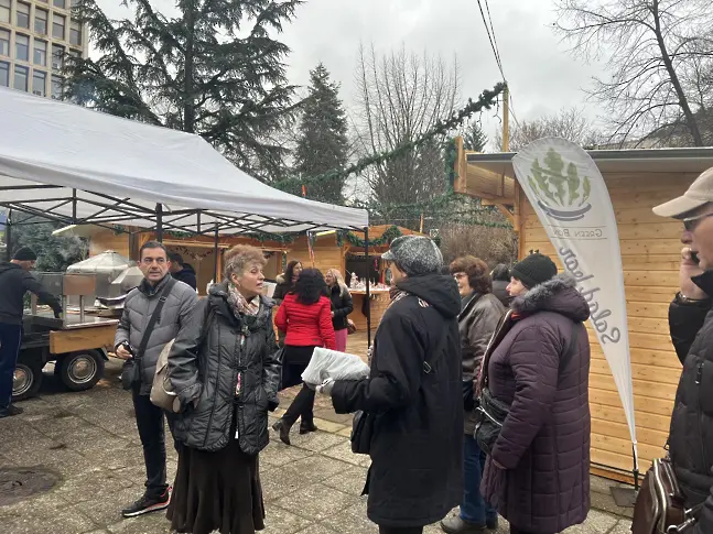 Откриването на Коледния базар събра стотици в центъра на града