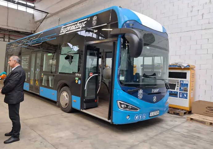 13-годишен обстрелва с камъни автобус, пълен с пътници