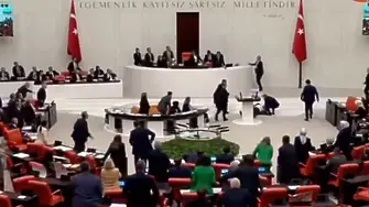 „Кръвта на палестинците е по ръцете ви“: Турски депутат почина след инфаркт в парламента (видео)