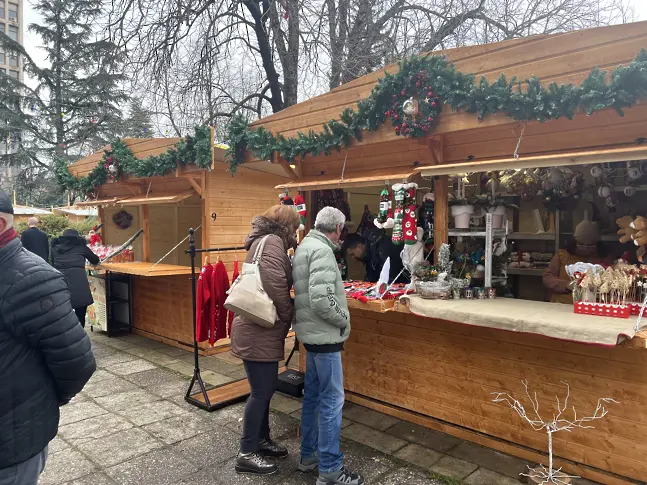 Откриването на Коледния базар събра стотици в центъра на града