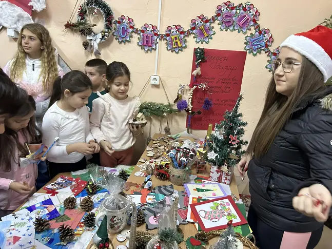 Коледен базар „Дари и помени!“ в СУ „Крум Попов“ в град Левски