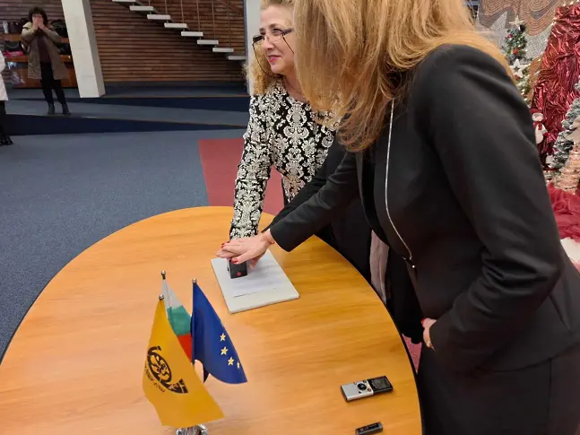 В употреба е нова пощенска марка със сградата на Сливенската митрополия