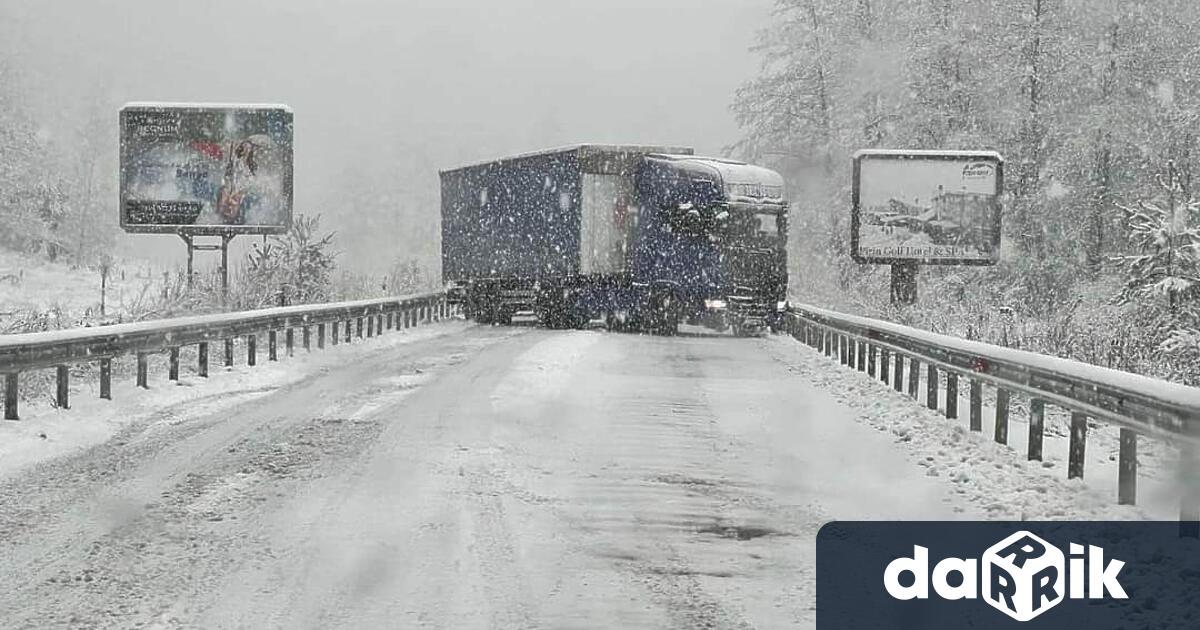 Аварирали коли, камиони изавъртялсе на шосето тир заради обилния снеговалеж