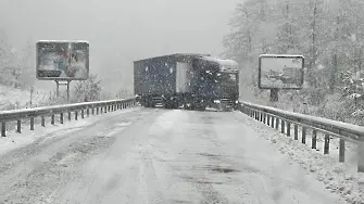 Снегът блокира десетки коли и камиони в „Предела“, тир се завъртя на шосето (видео и снимки)